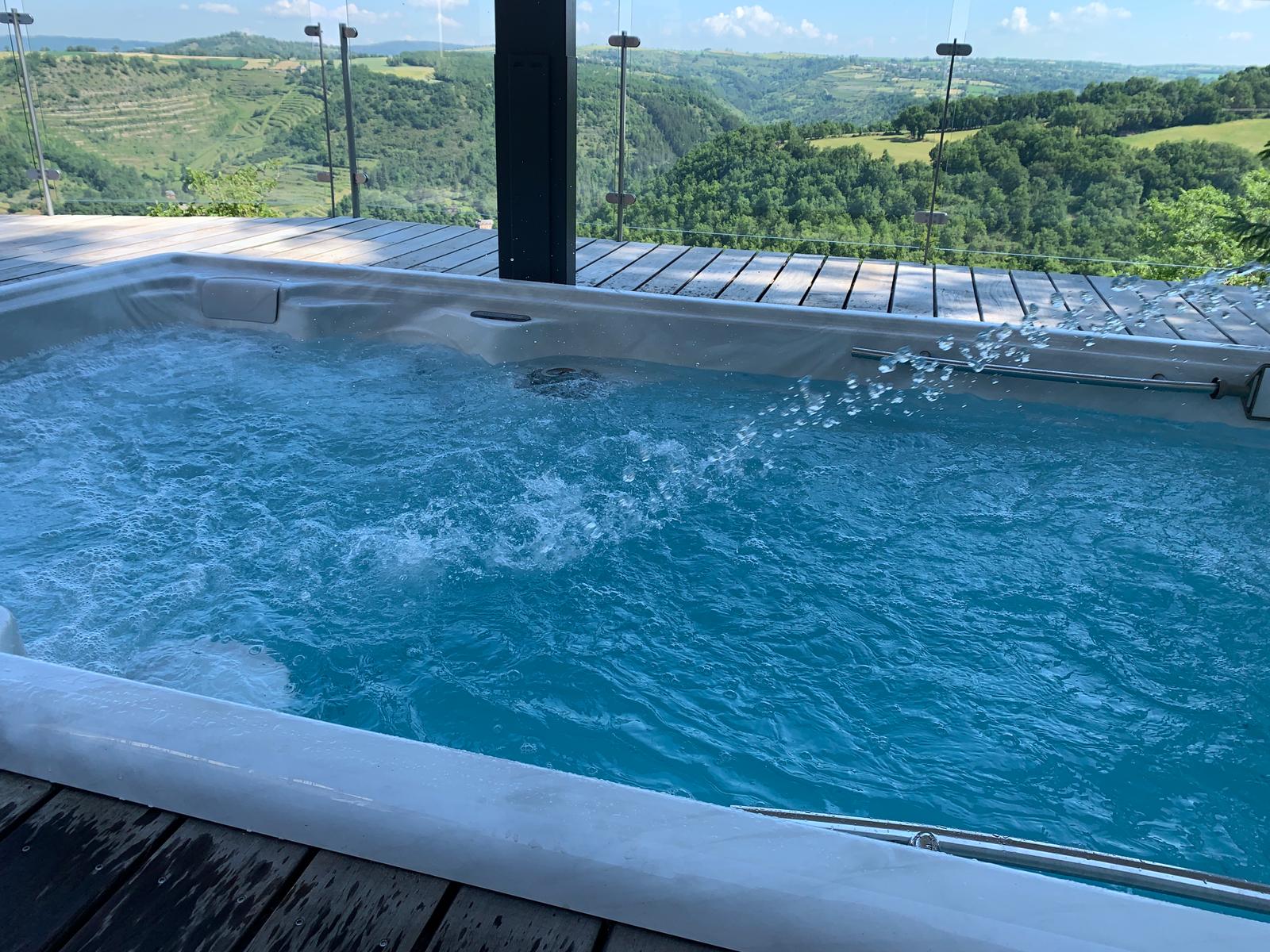 Spa de nage dans une maison de luxe, acheter un spa de nage pour une maison de luxe